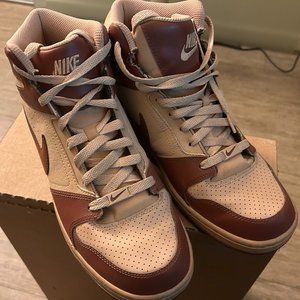 NIKE HIGHTOP SNEAKERS